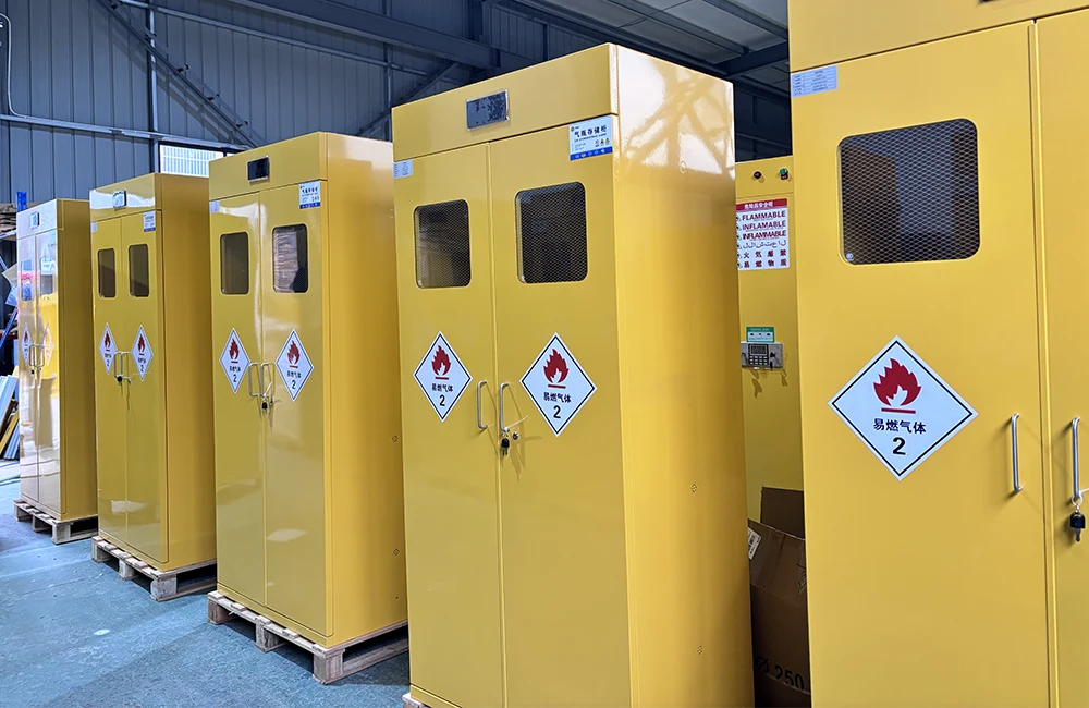 Prečo chemikálie potrebujú profesionálne bezpečnostné skrinky?